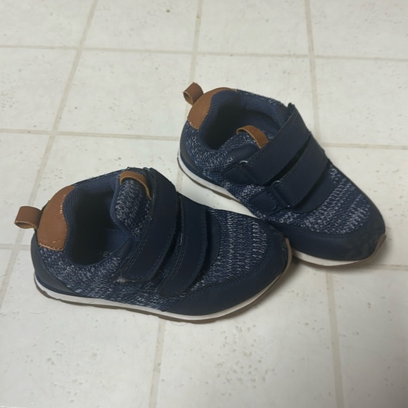 Size 6 toddler Carter’s sneakers. - Picture 1 of 5